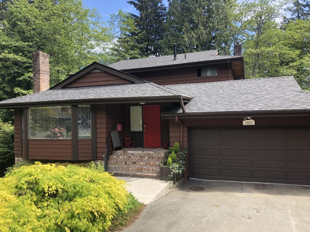 Vancouver home boasting a beautiful new asphalt roof.