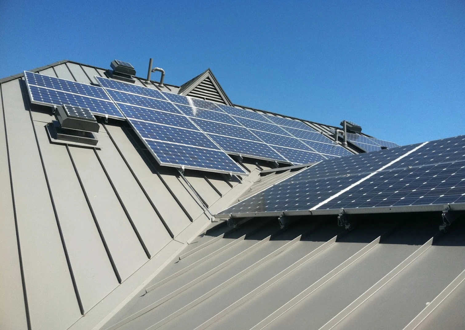 Metal Roofing and Solar Panels in North Vancouver: Sustainability Squared